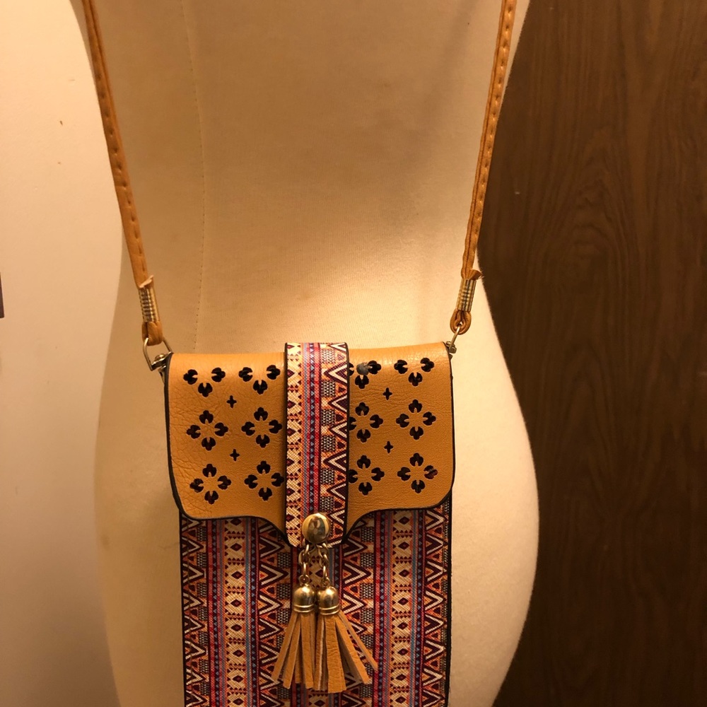 Aztec Cellphone Crossbody With Window 7” Tall x 4.75” Wide Gently Used
